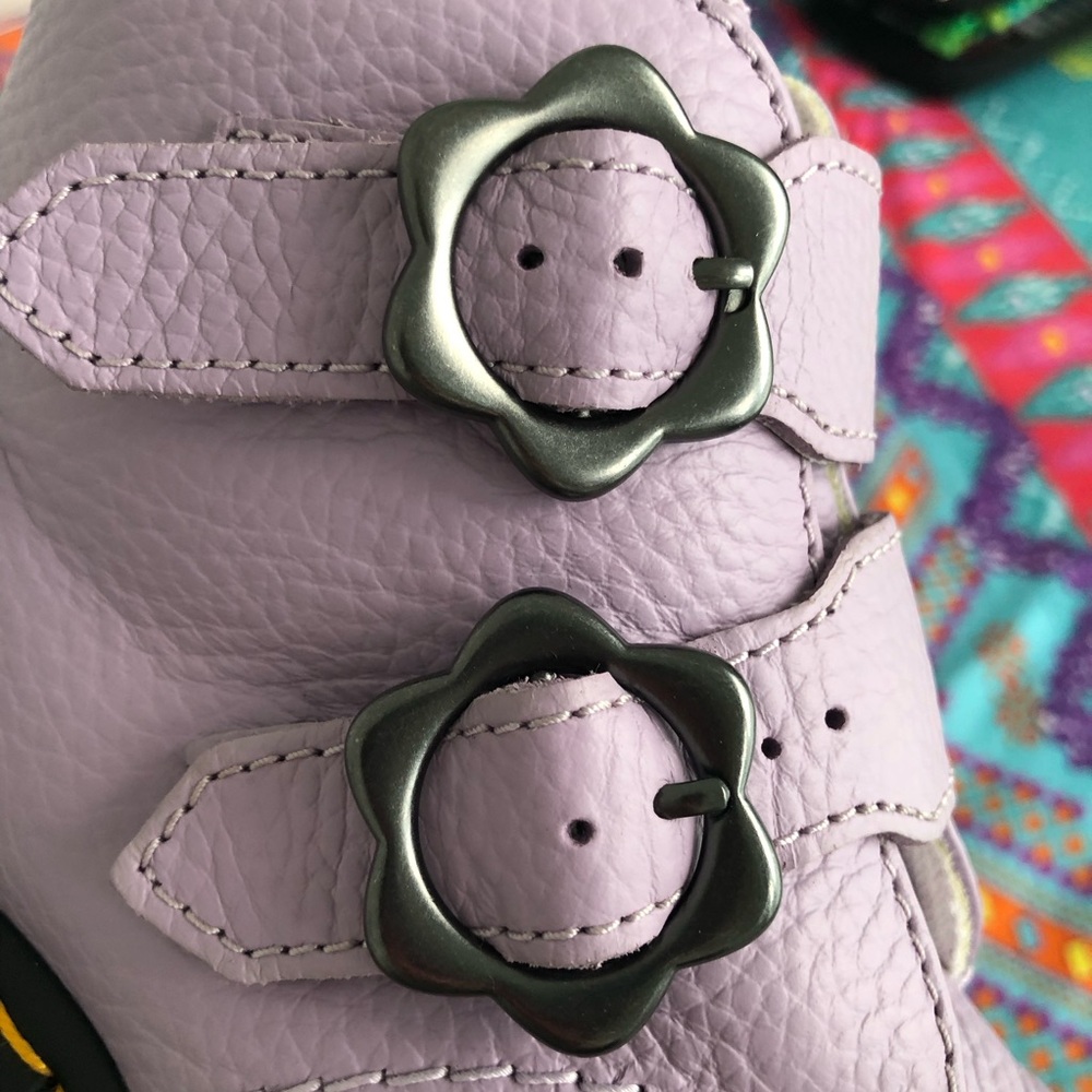 Dr. Martens - lilac Devon boots w flower buckle - Picture 3 of 9
